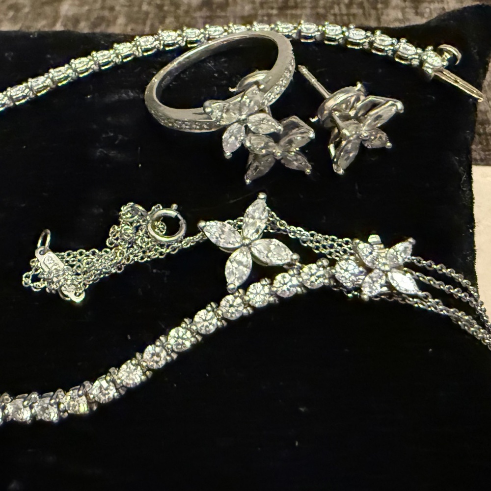 Tiffany victoria set (earings, pendant, bracelet and ring)